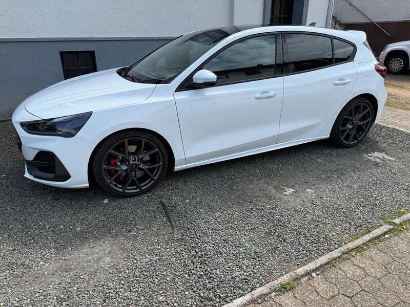 Weiß Gebraucht 2024 Ford Focus ST Limousine | 38.400 € (Fairer Preis) - Bild 1/4