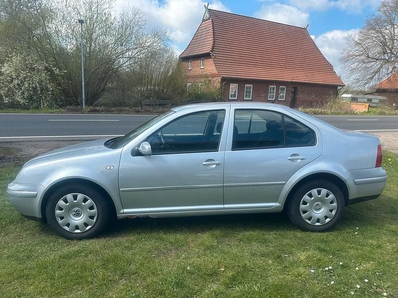 Second-hand VW Bora 105 CP (77 kW) 2004 Argintiu Berlinǎ