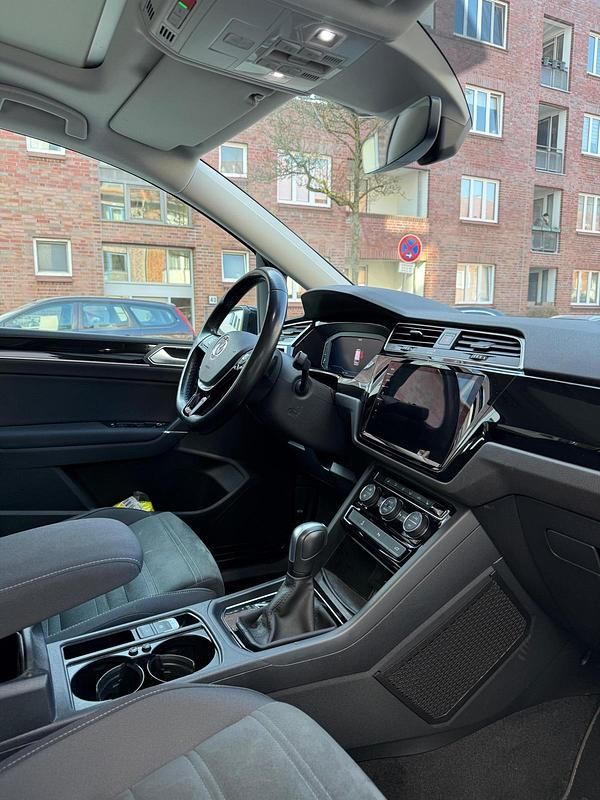 Gebraucht VW Touran Highline 150 PS (110 kW) 2020 Schwarz Van / Kleinbus