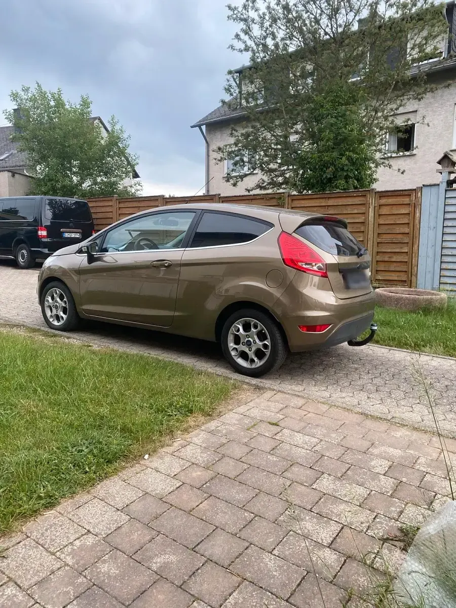 Gebraucht Ford Fiesta 70 PS (51 kW) 2011 Braun Kleinwagen