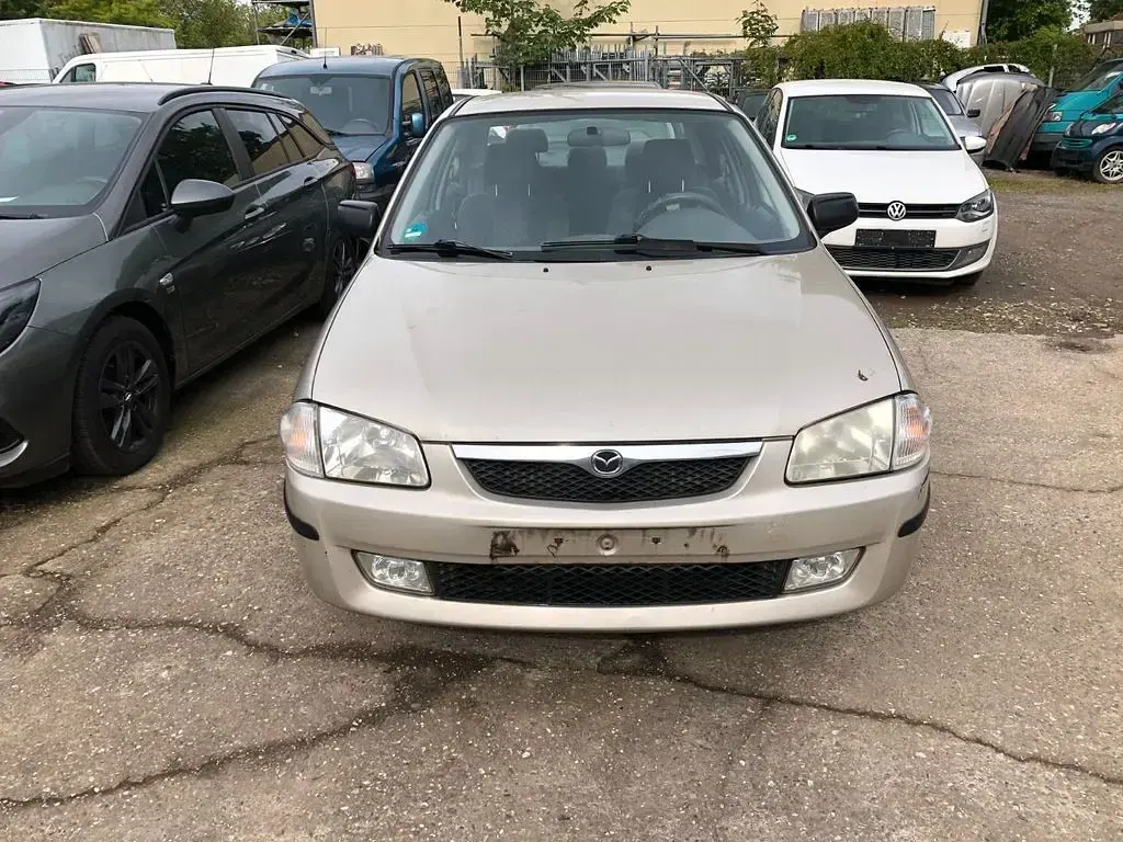 Gebraucht Mazda 323 88 PS (64 kW) 2000 Gold Limousine