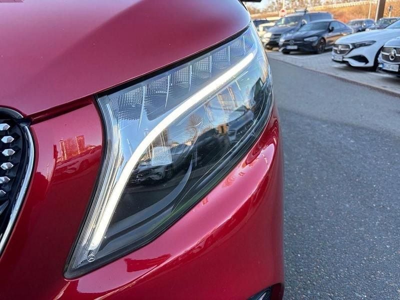 Gebraucht Mercedes V250 AMG 190 PS (139 kW) 2023 Hyazinthrot metallic Van / Kleinbus