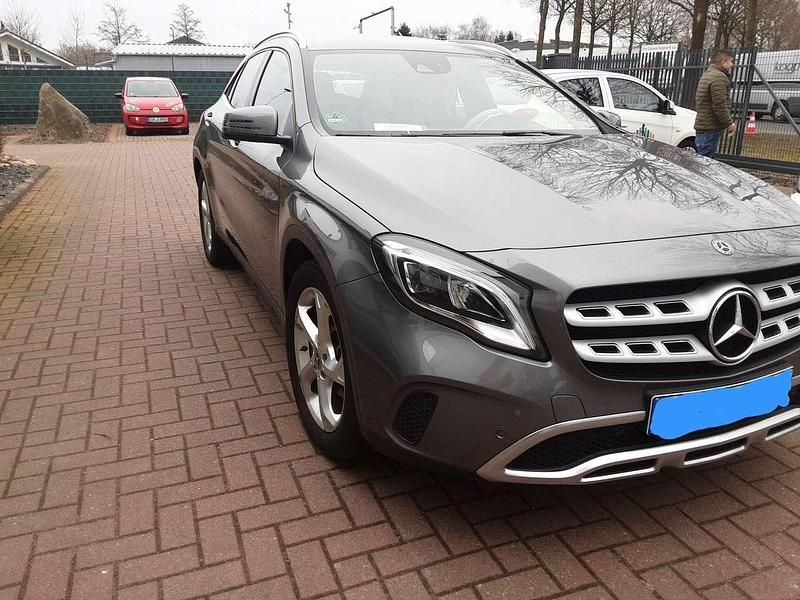 Grau Gebraucht 2019 Mercedes GLA200 SUV | 21.500 € (Superpreis) - Bild 1/4