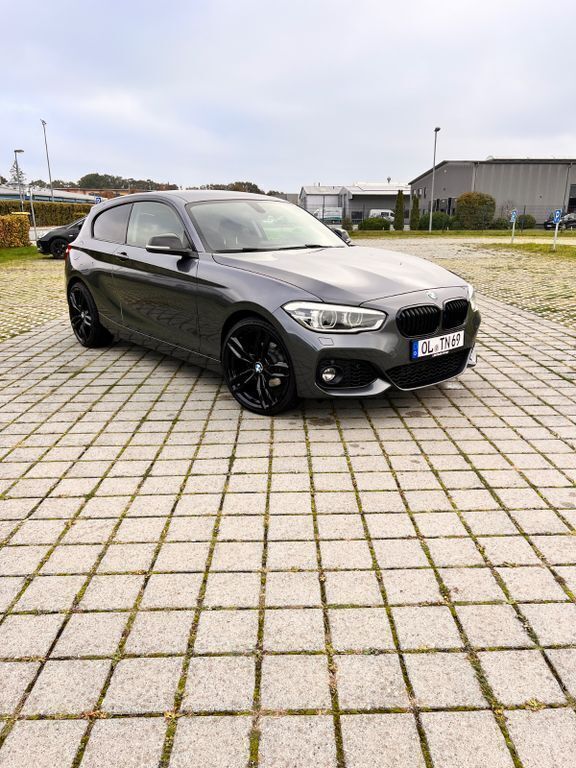 Grau Gebraucht 2017 BMW 120 Sport Line Kleinwagen | 12.750 € (Fairer Preis) - Bild 1/4