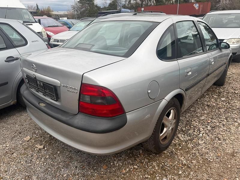 Gebraucht Opel Vectra 136 PS (100 kW) 1998 Silber Limousine