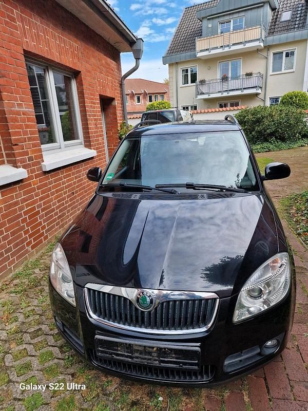 Schwarz Gebraucht 2010 Skoda Fabia Limousine | 2.600 € (Fairer Preis) - Bild 1/4