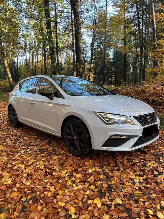 Grau Gebraucht 2020 Seat Leon FR Limousine | 15.500 € (Fairer Preis) - Bild 1/4