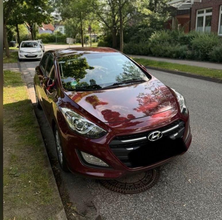 Gebraucht Hyundai i30 Trend 101 PS (74 kW) 2016 Rot Limousine