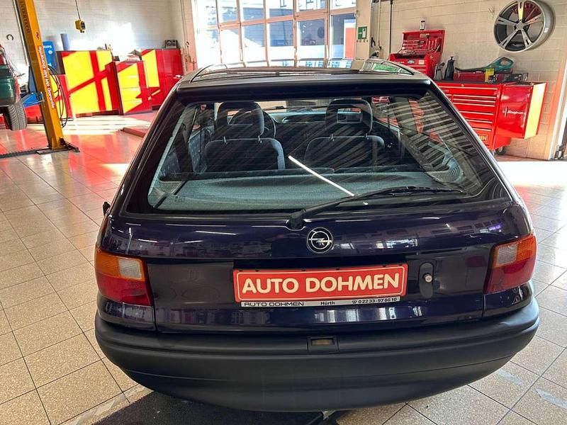 Gebraucht Opel Astra 60 PS (44 kW) 1995 Nachtblaumetallic Limousine