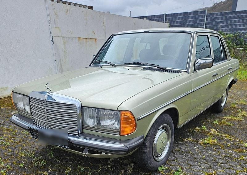 Grün Gebraucht 1984 Mercedes E200 Limousine | 4.790 € - Bild 1/4