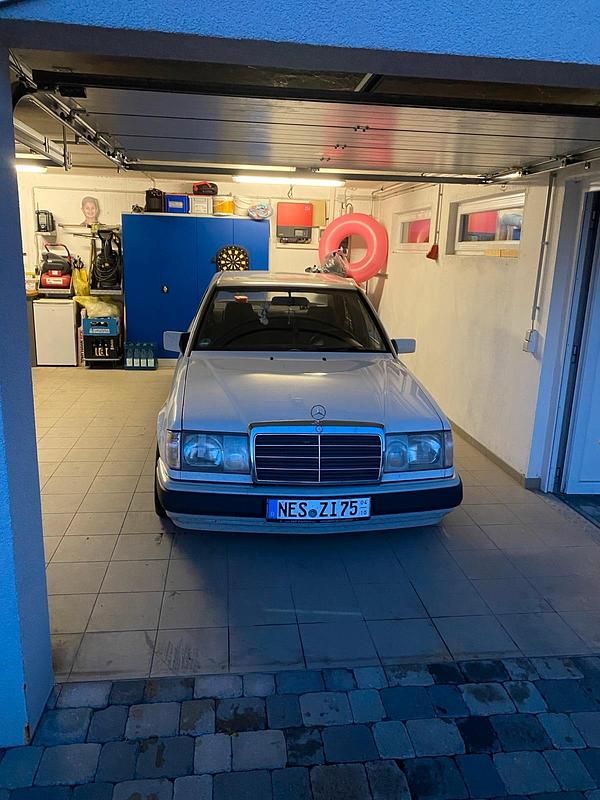 Weiß Gebraucht 1993 Mercedes E220 Limousine | 7.200 € - Bild 1/4