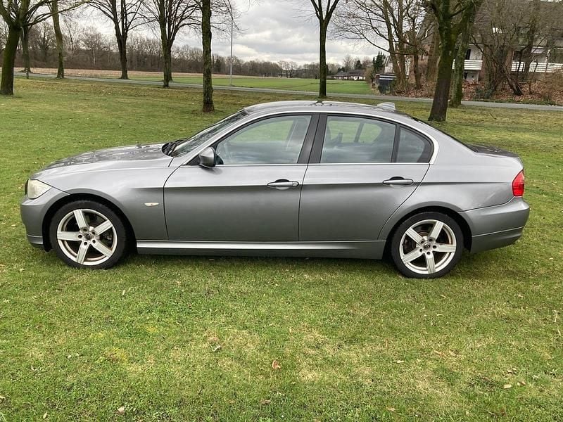 Gebraucht BMW 320 Lifestyle 184 PS (135 kW) 2011 Grau Limousine