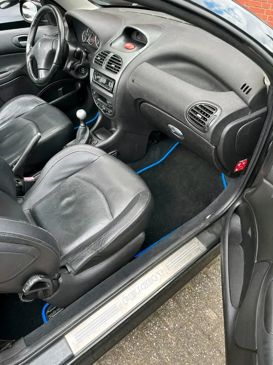 Gebraucht Peugeot 206 CC 109 PS (80 kW) 2003 Schwarz Cabrio