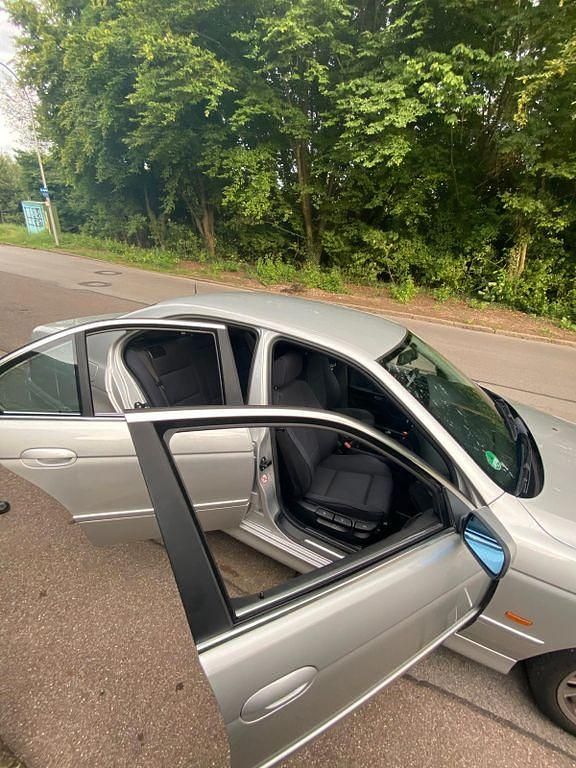 Silber Gebraucht 2001 BMW 525 Sport Line Limousine | 5.600 € (Fairer Preis) - Bild 1/4