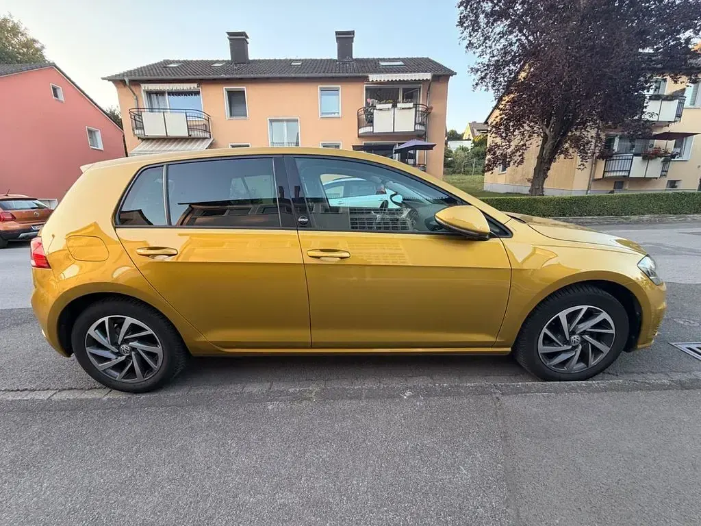 Gebraucht VW Golf VII Sound 110 PS (80 kW) 2018 Gold Limousine