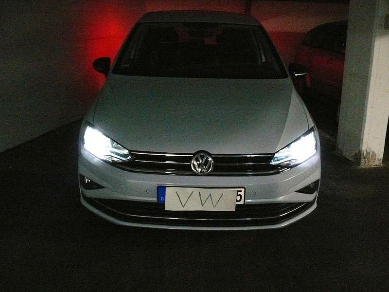 Weiß Gebraucht 2018 VW Golf Sportsvan Join Van / Kleinbus | 17.350 € (Fairer Preis) - Bild 1/4