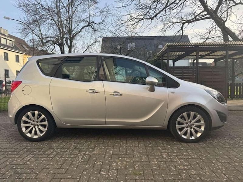 Gebraucht Opel Meriva Innovation 101 PS (74 kW) 2012 Silber Van / Kleinbus