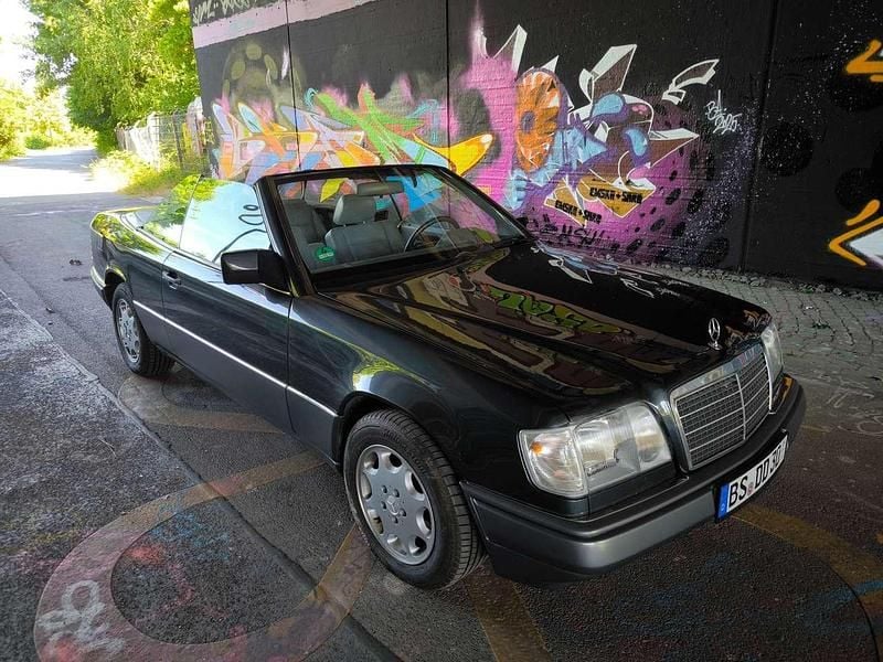 Schwarz Gebraucht 1994 Mercedes E320 Cabrio | 25.950 € - Bild 1/4