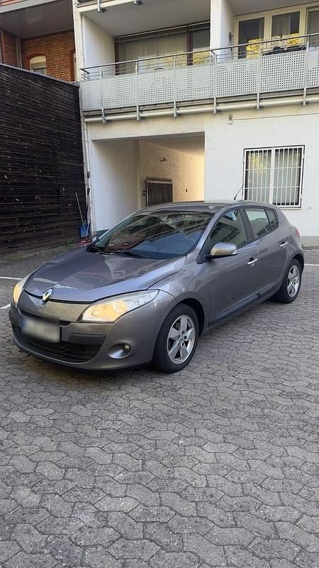 Gebraucht Renault Mégane Dynamique 106 PS (77 kW) 2010 Silber Limousine