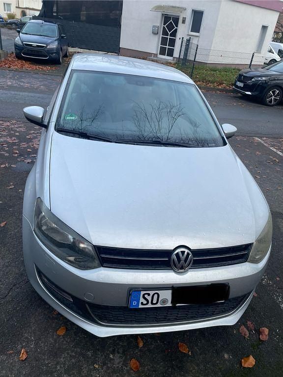 Grau Gebraucht 2013 VW Polo Life Limousine | 7.190 € (Superpreis) - Bild 1/4
