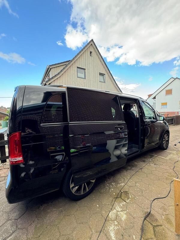 Schwarz Gebraucht 2022 Mercedes V300 Van / Kleinbus | 65.999 € (Teuer) - Bild 1/4