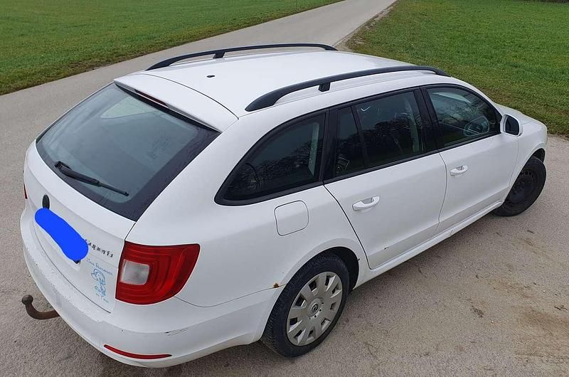 Weiß Gebraucht 2012 Skoda Superb Elegance Kombi | 4.500 € (Guter Preis) - Bild 1/4