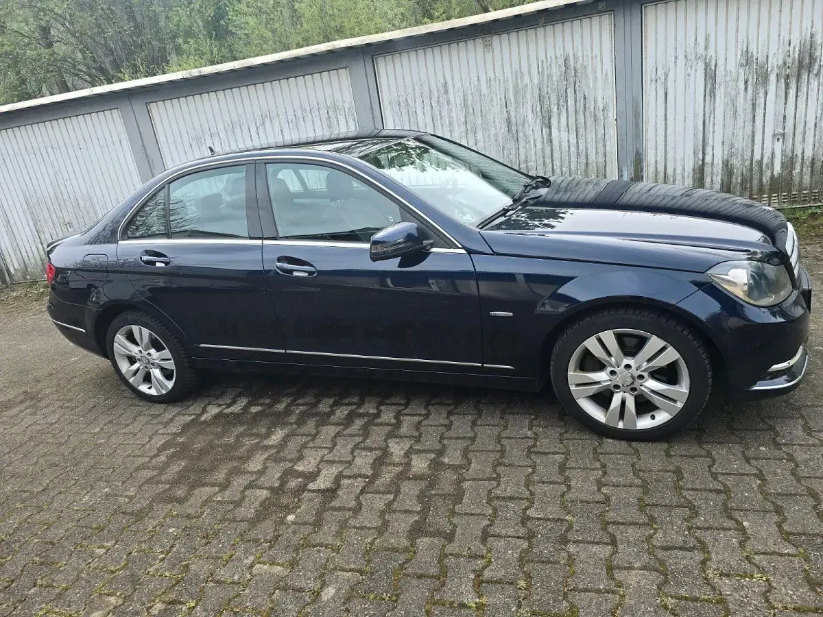Gebraucht Mercedes C350 Elegance 306 PS (225 kW) 2011 Blau Limousine