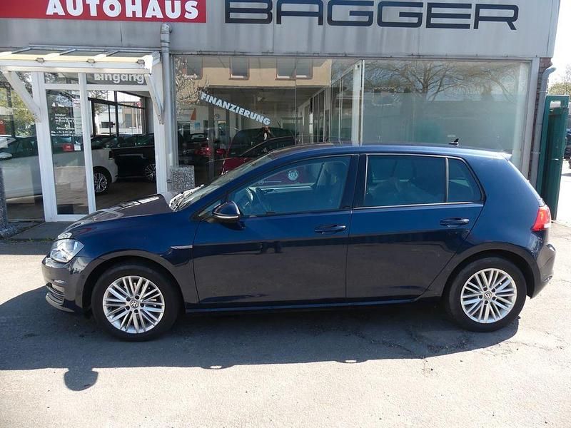 Blau Gebraucht 2015 VW Golf VII Cup Limousine | 7.990 € (Guter Preis) - Bild 1/4