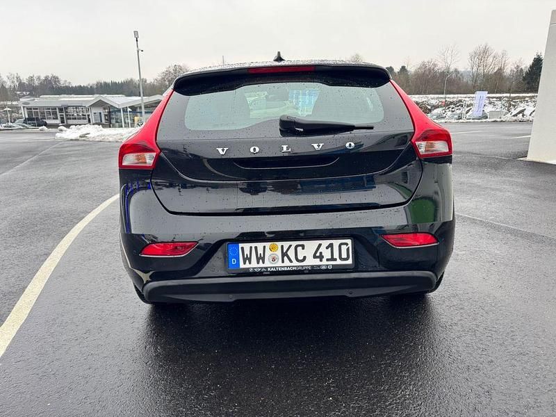 Gebraucht Volvo V40 Momentum 122 PS (89 kW) 2017 Schwarz Limousine