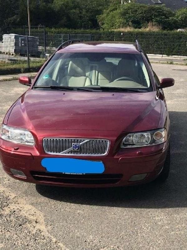 Rot Gebraucht 2005 Volvo V70 Momentum Kombi | 1.899 € (Superpreis) - Bild 1/4