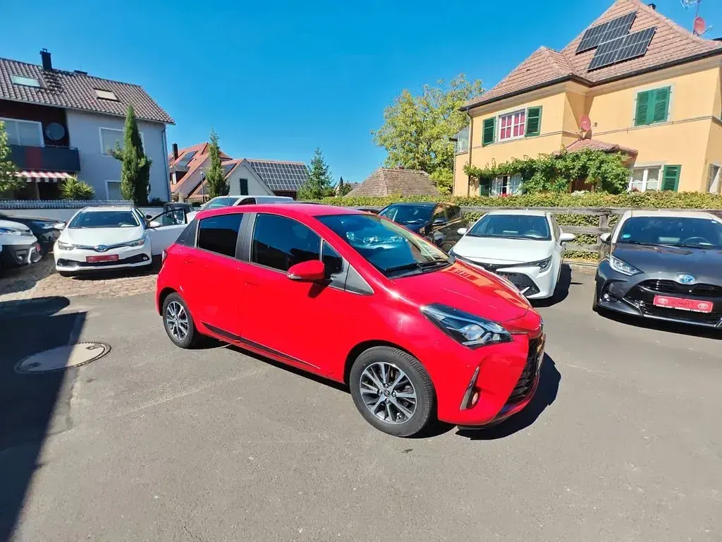 Gebraucht Toyota Yaris Club 111 PS (81 kW) 2019 Rot Limousine