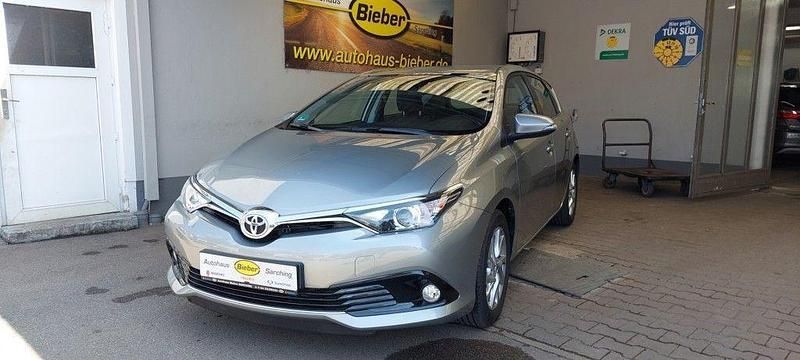 Silber Gebraucht 2016 Toyota Auris Comfort Limousine | 14.700 € (Etwas zu teuer) - Bild 1/4