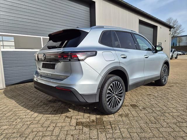 Neu VW Tiguan Design 204 PS (150 kW) 2026 Oyster silver metallic oyster silver metallic SUV