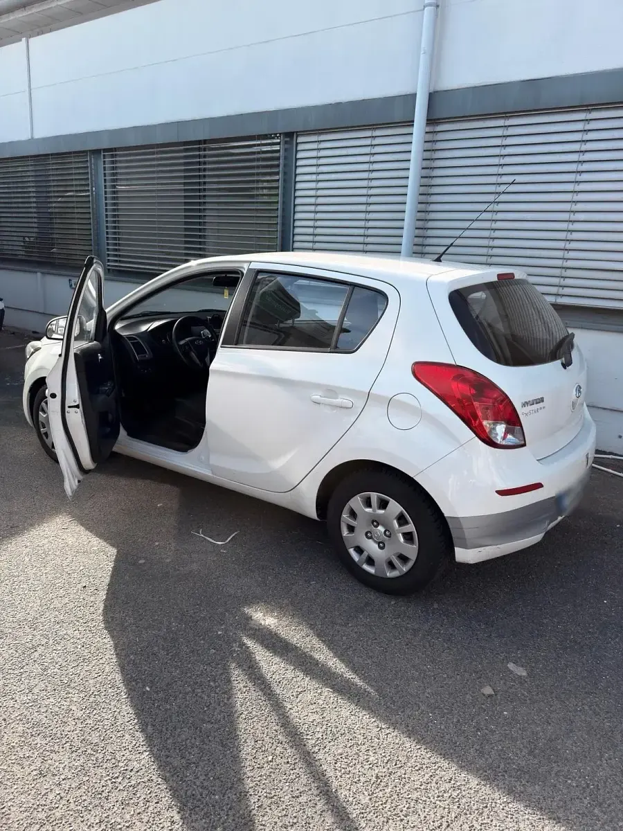 Gebraucht Hyundai i20 84 PS (61 kW) 2013 Weiß Kleinwagen