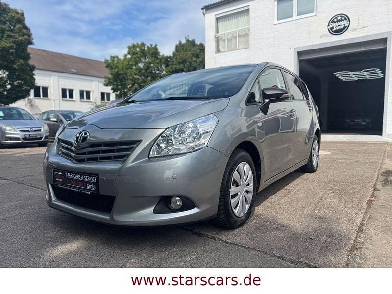 Grau Gebraucht 2012 Toyota Verso Travel Van / Kleinbus | 10.990 € (Teuer) - Bild 1/4