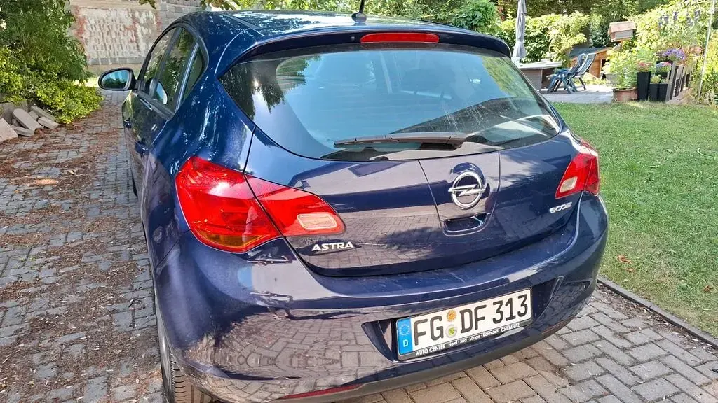 Gebraucht Opel Astra Edition 101 PS (74 kW) 2012 Blau Limousine