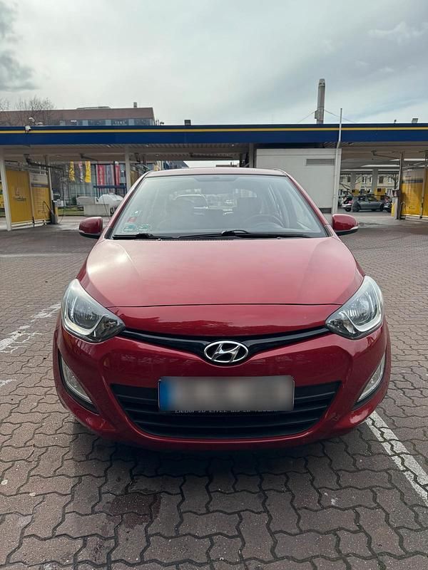 Gebraucht Hyundai i20 86 PS (63 kW) 2013 Rot Kleinwagen