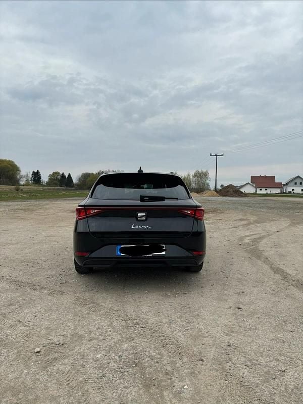 Używany Seat Leon 150 KM (110 kW) 2022 Czarny Kombi