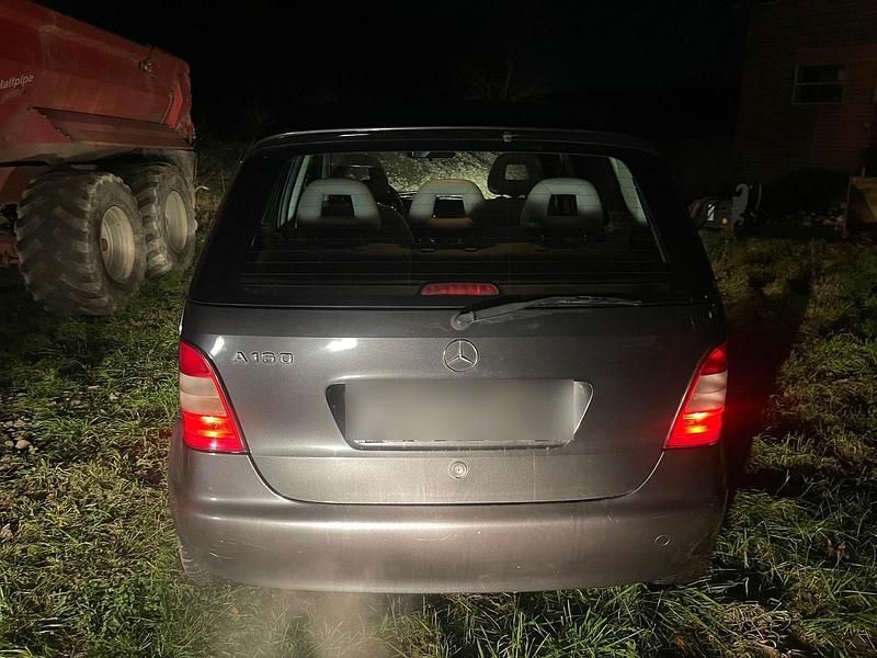 Grau Gebraucht 2000 Mercedes A160 Limousine | 999 € (Superpreis) - Bild 1/4