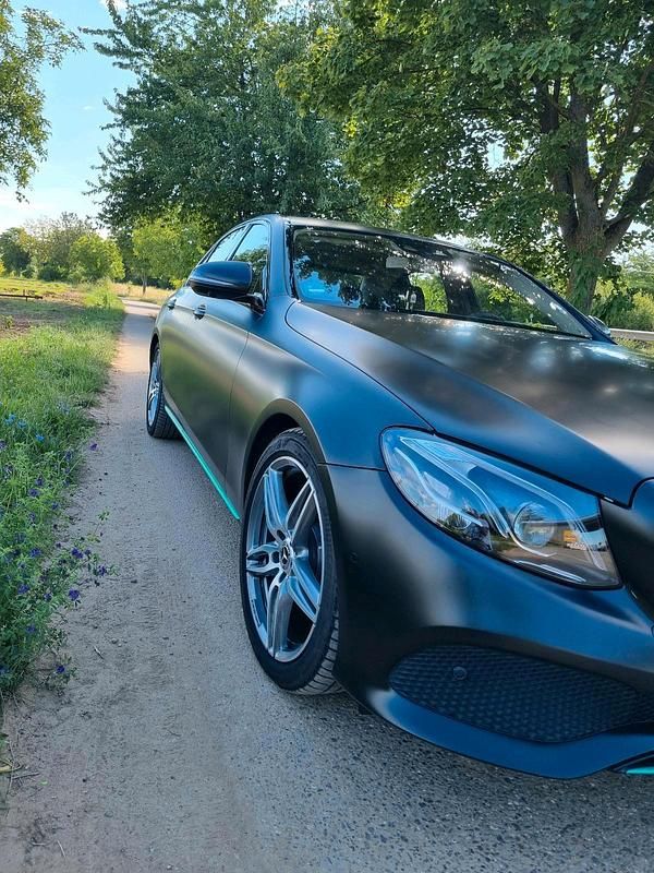 Schwarz Gebraucht 2016 Mercedes E220 Limousine | 20.999 € - Bild 1/4