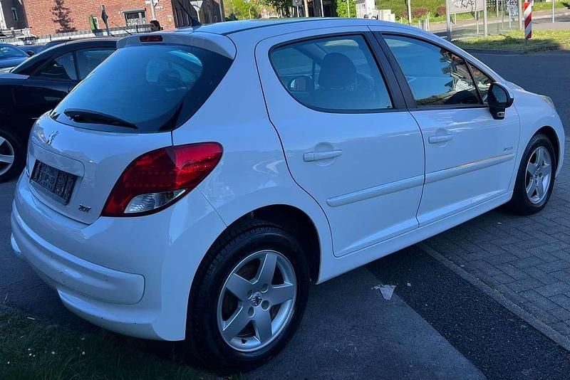 Gebraucht Peugeot 207 Forever 95 PS (69 kW) 2012 Lack weiss banquise Kleinwagen