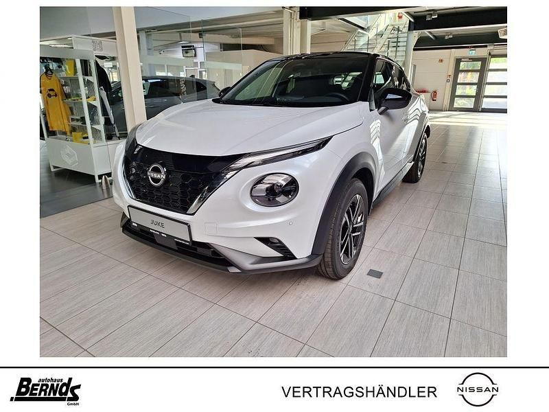 Pearl white pearleffekt/ dach Neu 2025 Nissan Juke N-Connecta SUV | 28.574 € (Fairer Preis) - Bild 1/4