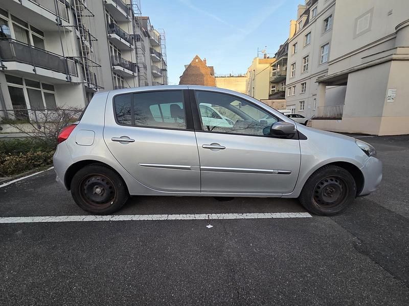 Gebraucht Renault Clio III 110 PS (80 kW) 2011 Silber Limousine