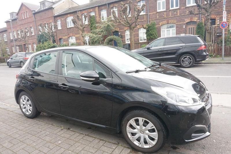 Gebraucht Peugeot 208 Active 82 PS (60 kW) 2017 Schwarz Kleinwagen