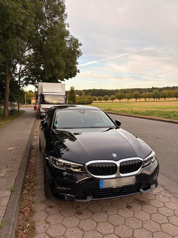 Schwarz Gebraucht 2021 BMW 320 Sport Line Limousine | 27.400 € (Fairer Preis) - Bild 1/4