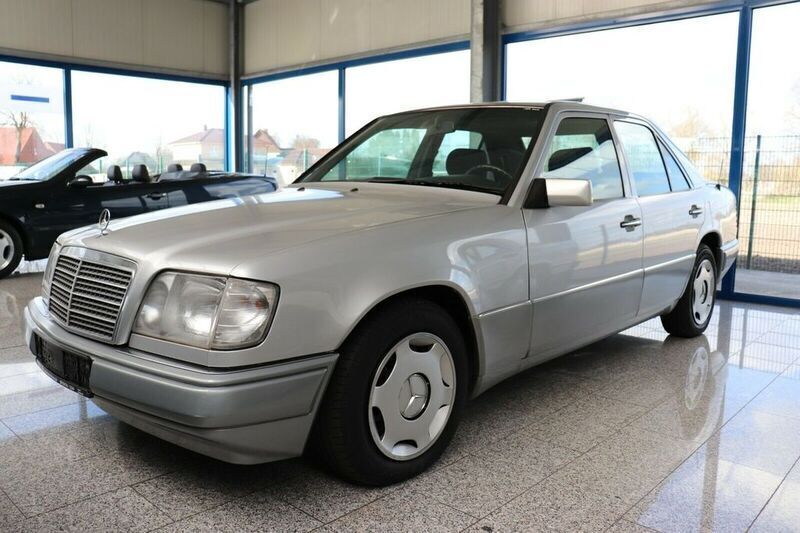 Silber metallic Gebraucht 1995 Mercedes E200 Limousine | 7.990 € - Bild 1/4