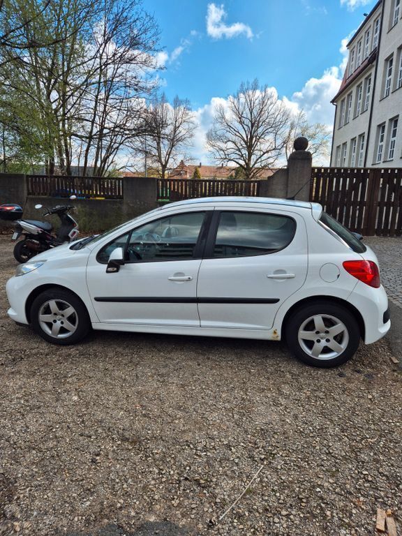Gebraucht Peugeot 207 Urban Move 95 PS (69 kW) 2009 Weiß Limousine