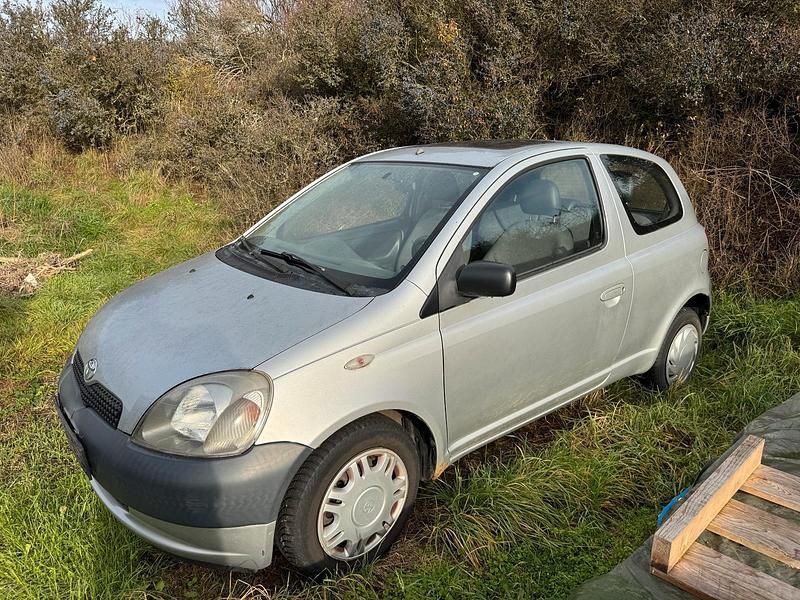 Silber Gebraucht 2000 Toyota Yaris Kleinwagen | 999 € (Guter Preis) - Bild 1/4