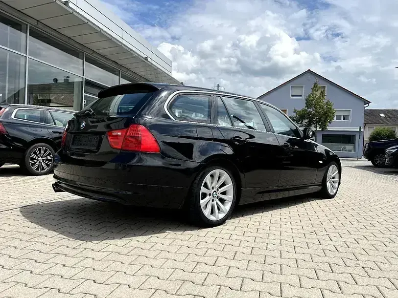 Gebraucht BMW 330 Sport Line 245 PS (180 kW) 2010 Schwarz Kombi