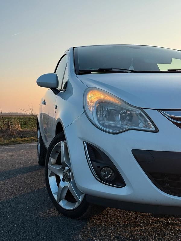 Gebraucht Opel Corsa 95 PS (69 kW) 2011 Weiß Kleinwagen